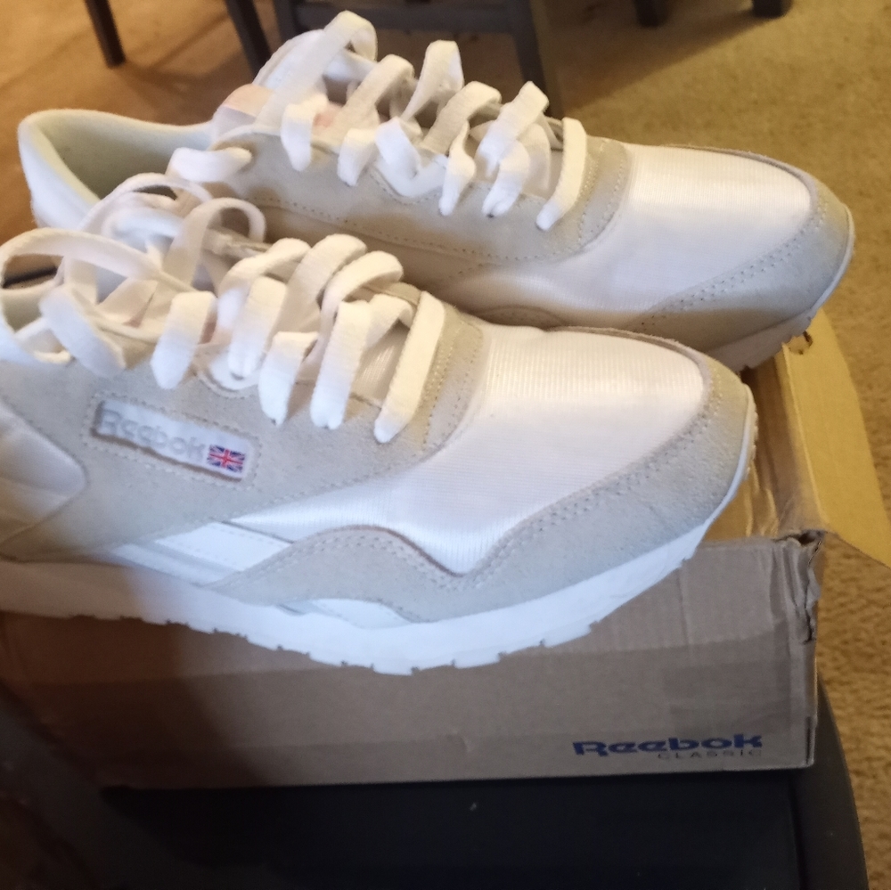 Barely worn Reebok classic sneakers
